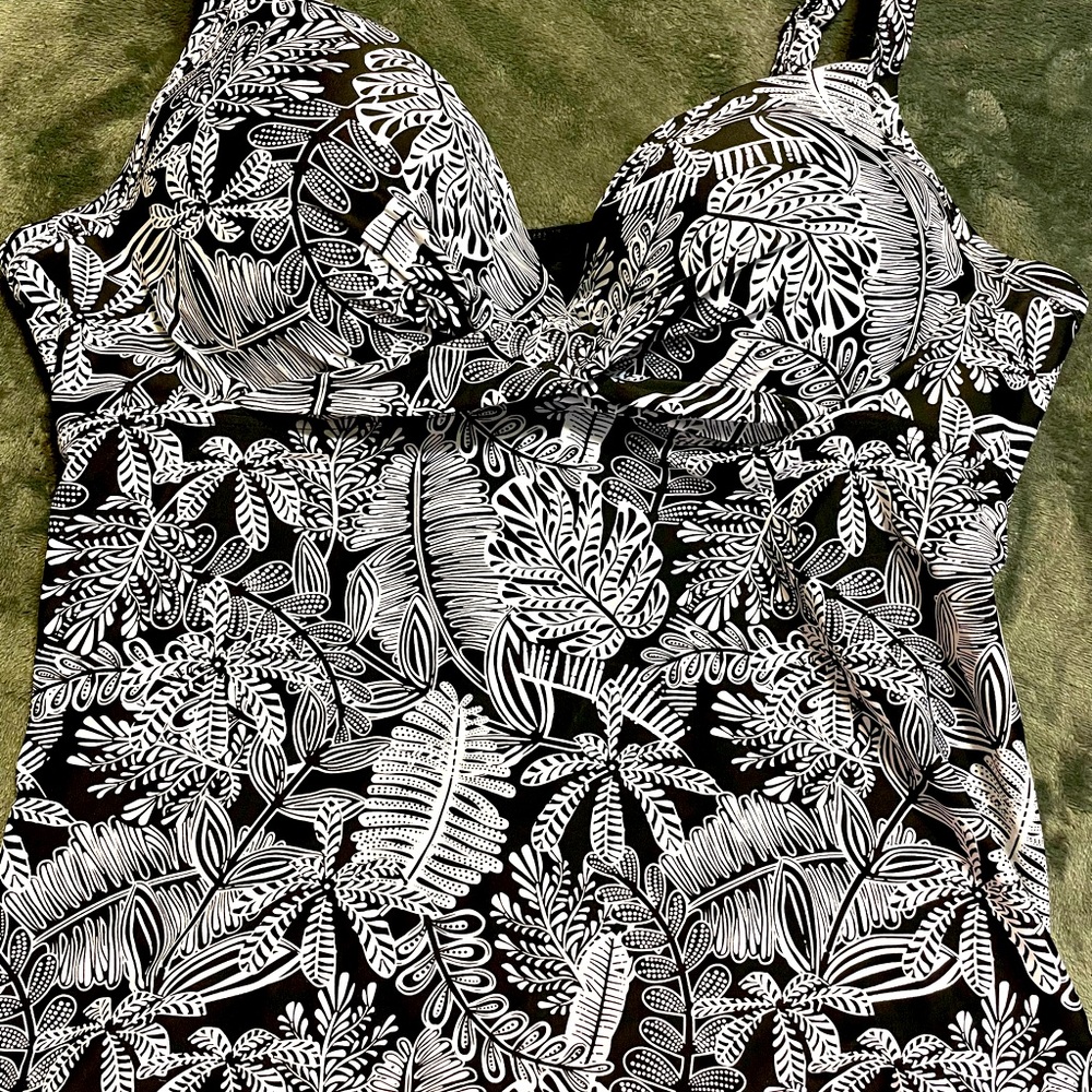 NWOT ladies bathing suit top size 16
